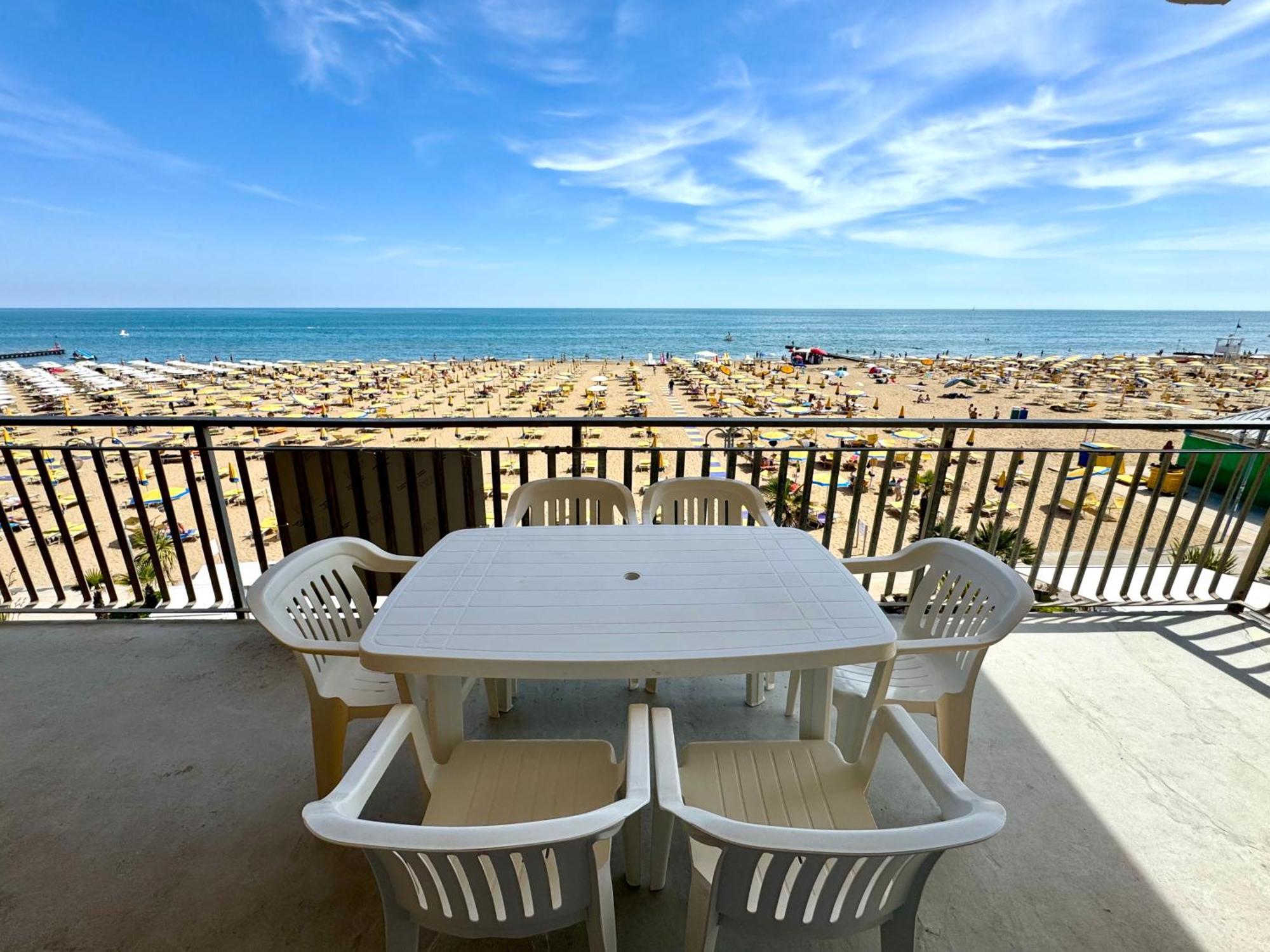 Villa Fronte Mare-Carraro Immobiliare Jesolo - Family Apartments Exterior foto